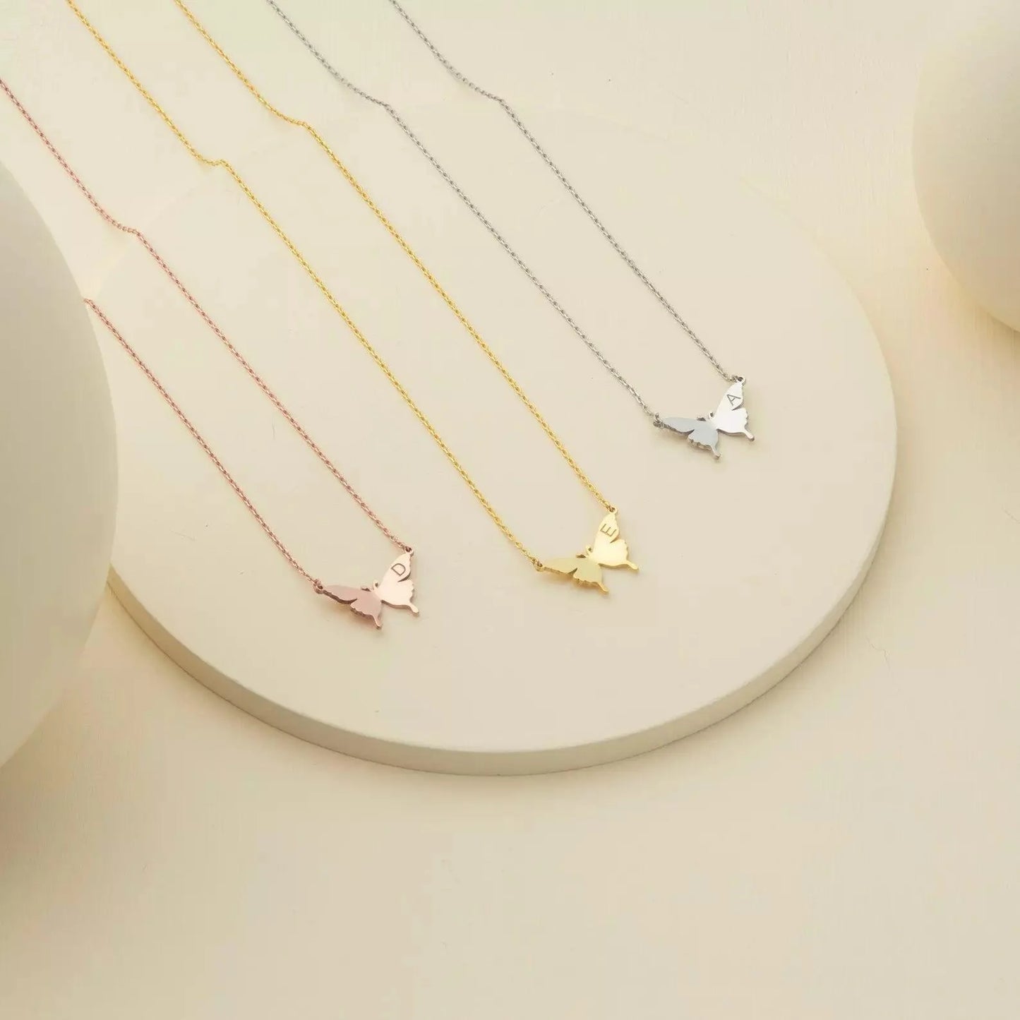 Collier avec motif papillon en or rose à personnaliser avec une lettre - Unistoria