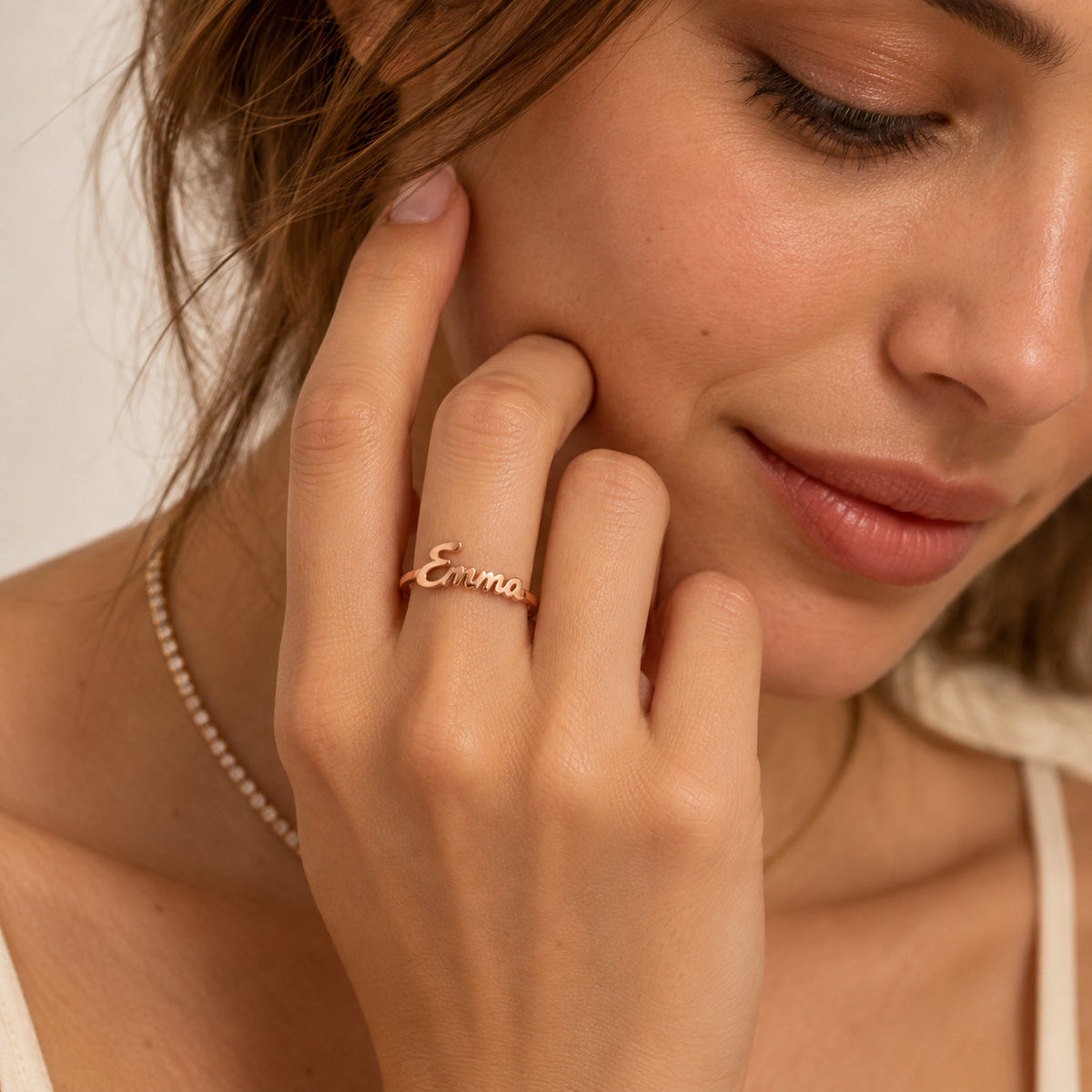 Bague personnalisée prénom Emma couleur or portée par un mannequin