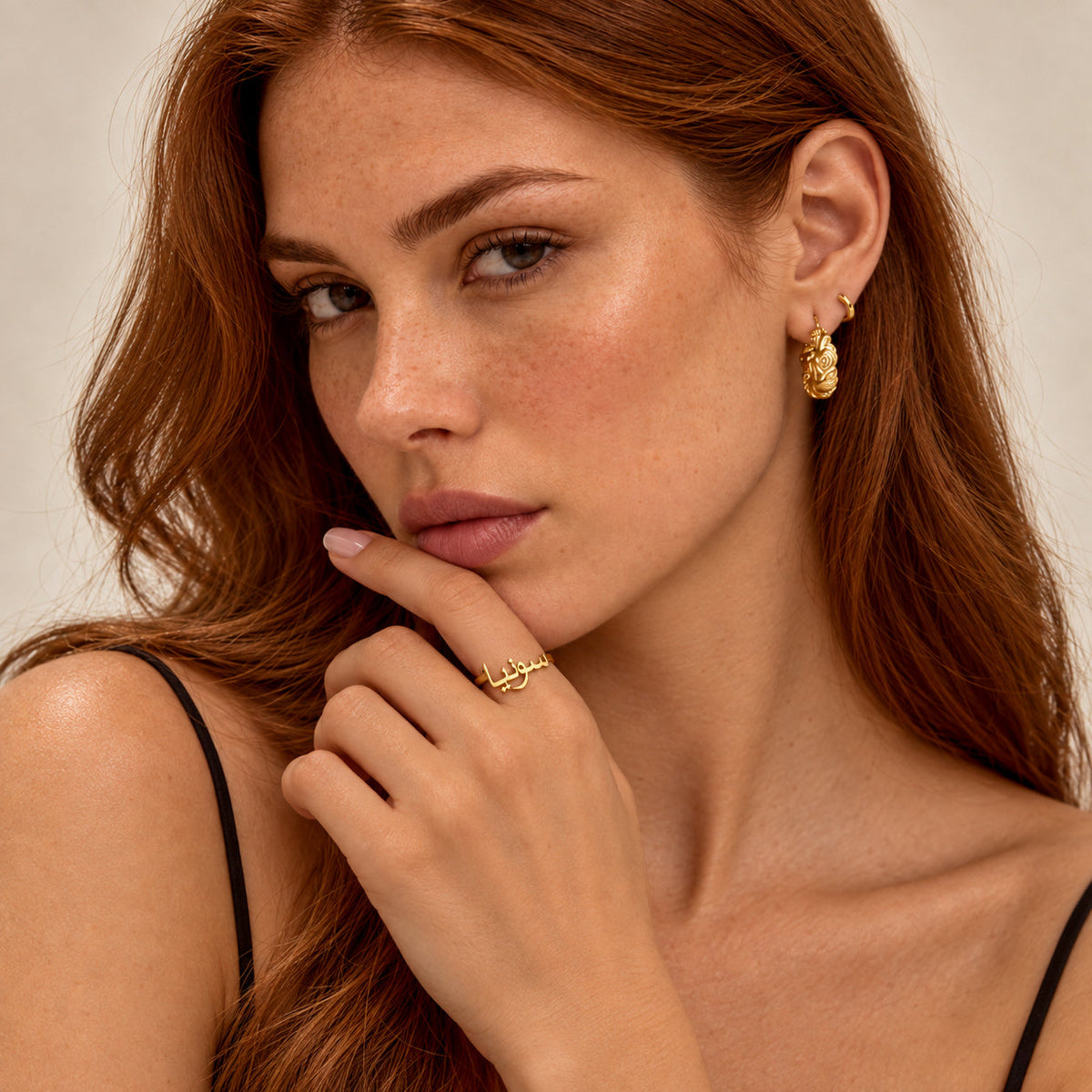 Bague prénom arabe couleur or portée par un mannequin