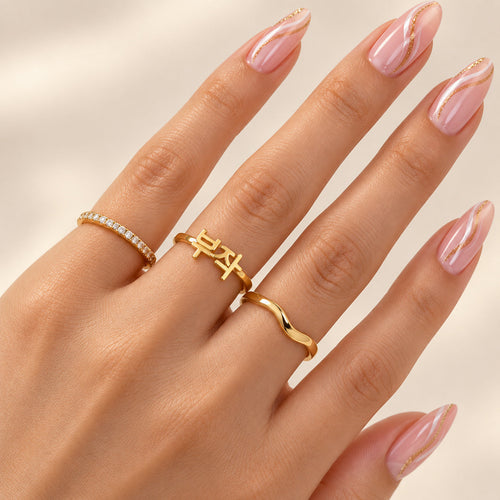 Bague personnalisée avec prénom coréen couleur or, vue de la main