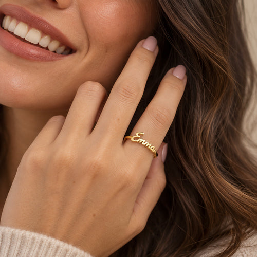 Bague personnalisée prénom Emma couleur or, vue en gros plan