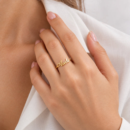 Bague prénom Emma couleur or portée à la main