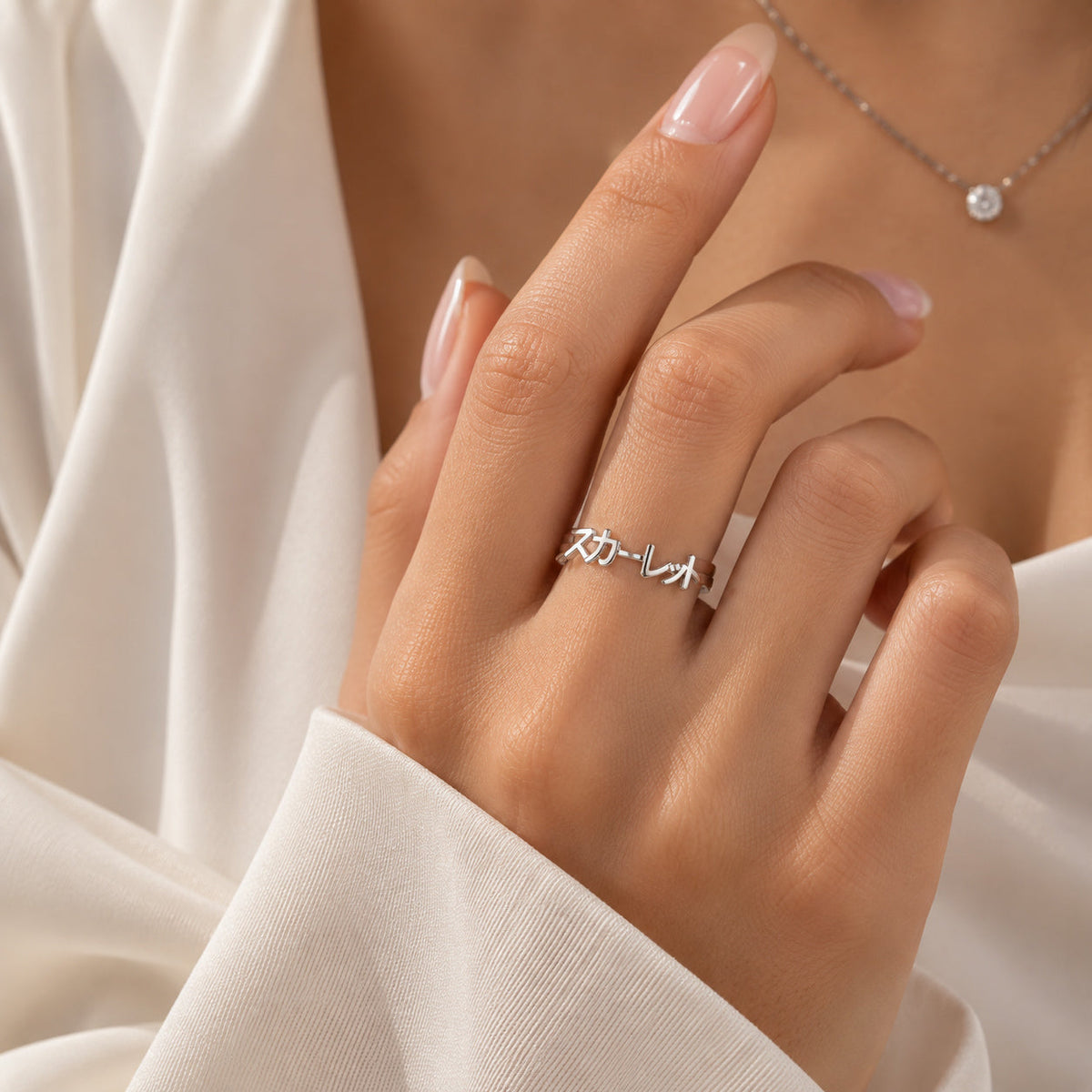 Bague avec prénom japonais couleur argent portée
