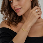Bracelet prénom coréen couleur or porté au poignet