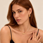 Collier personnalisé prénom arabe couleur or porté par un mannequin