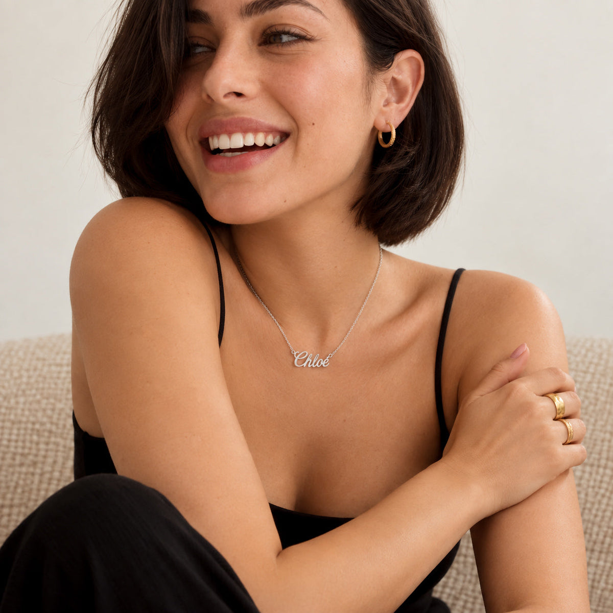Collier personnalisé Chloé couleur argent porté