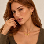 Collier prénom coréen couleur or porté, vue rapprochée