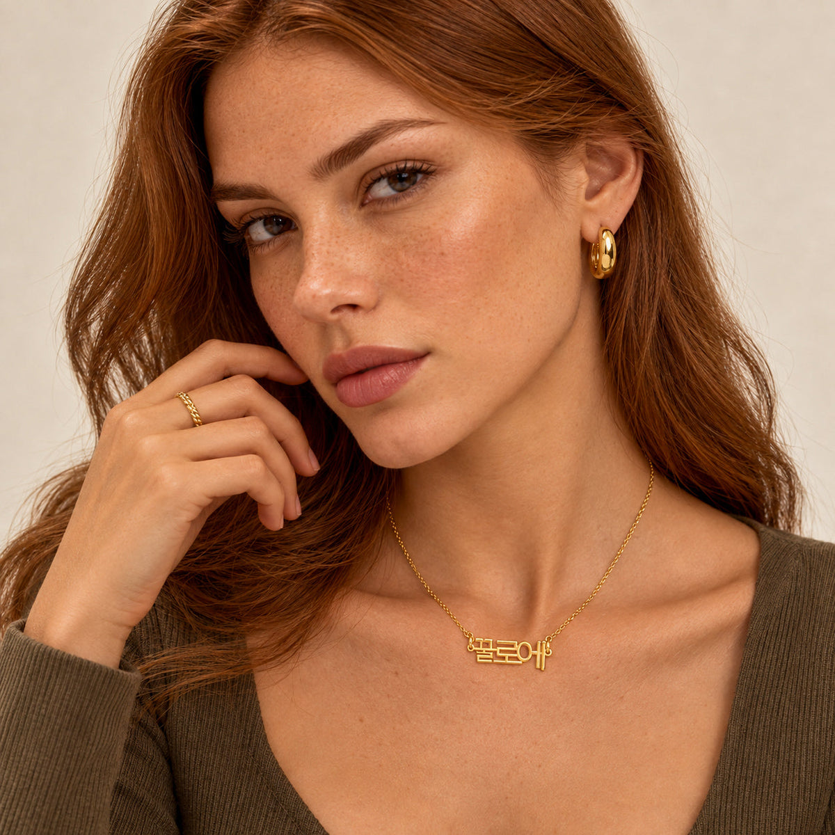 Collier prénom coréen couleur or porté, vue rapprochée