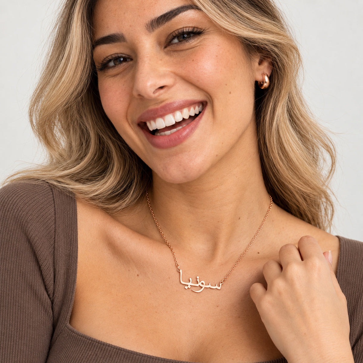 Collier personnalisé en arabe couleur or rose porté
