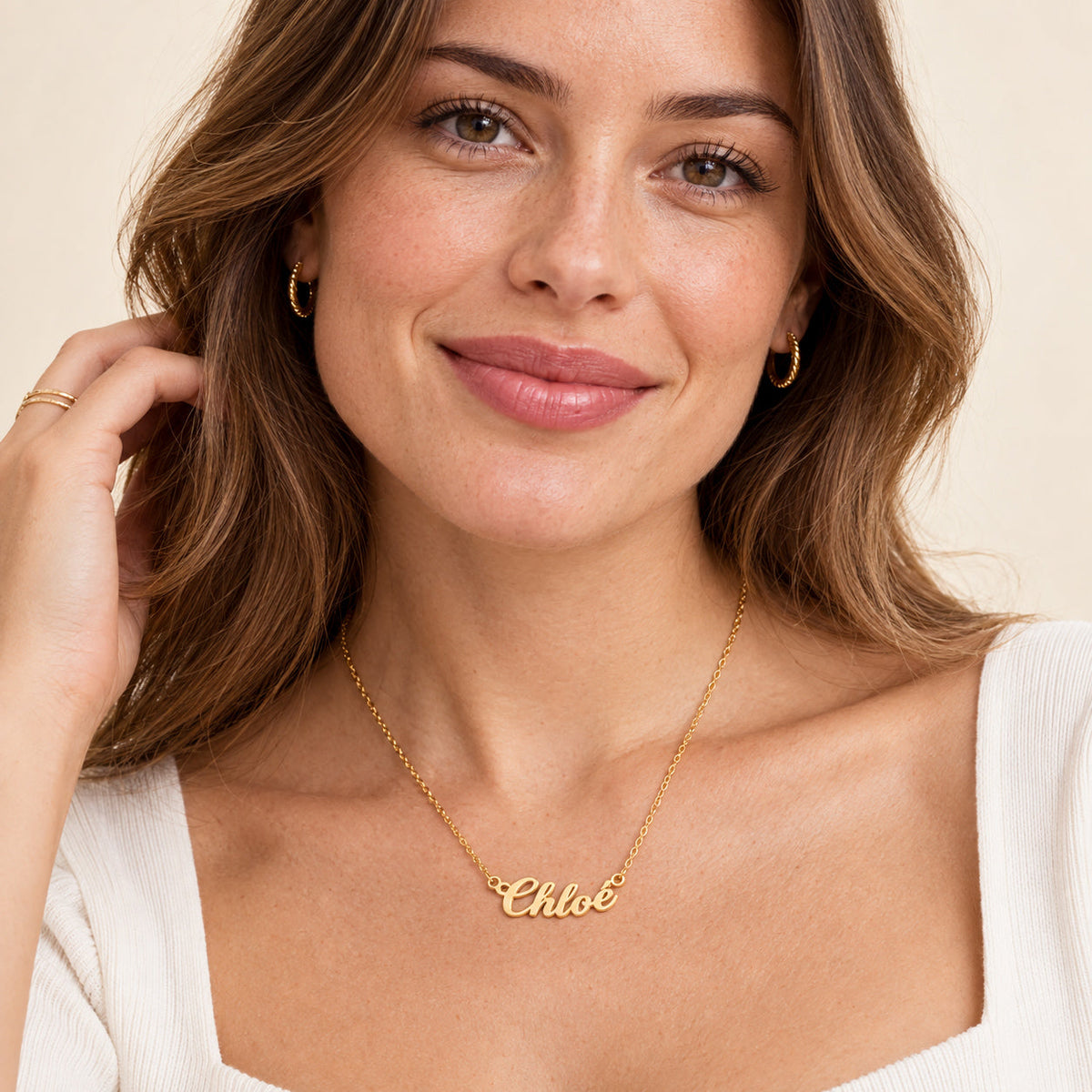 Collier prénom Chloé couleur or porté, vue de face
