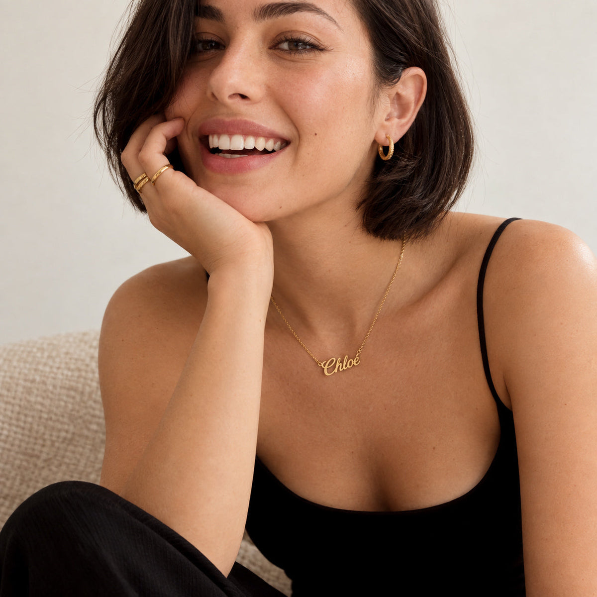 Collier personnalisé prénom Chloé couleur or porté