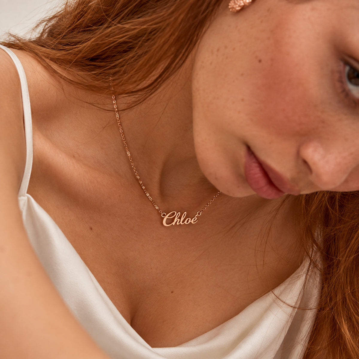 Collier prénom Chloé couleur or rose porté