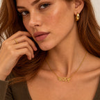 Collier personnalisé avec prénom coréen couleur or porté