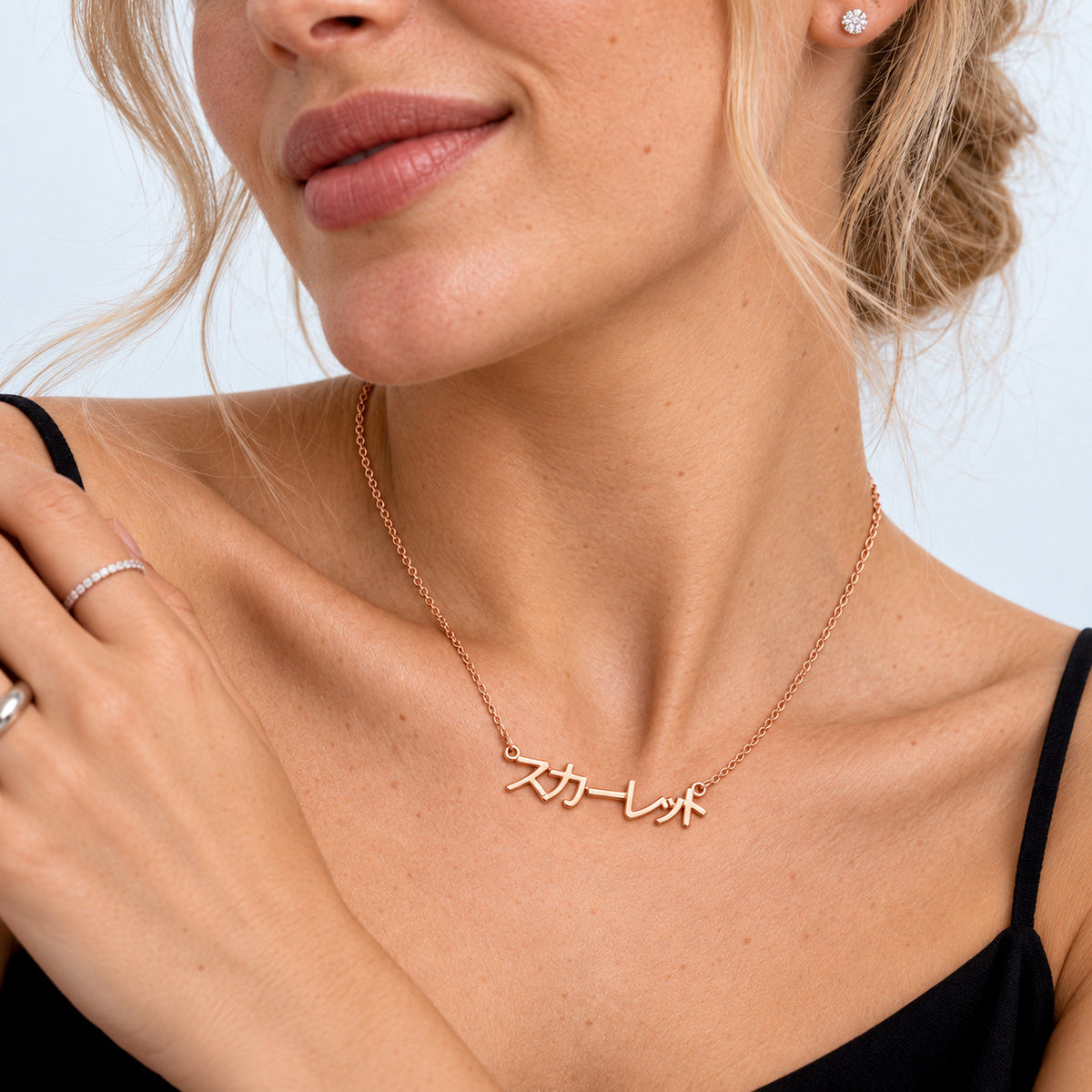 Collier avec prénom japonais couleur or rose porté